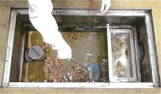 エコツーを浮上油に撒き、スクーバーで油とエコツーを寄せ集めて吸着させる。